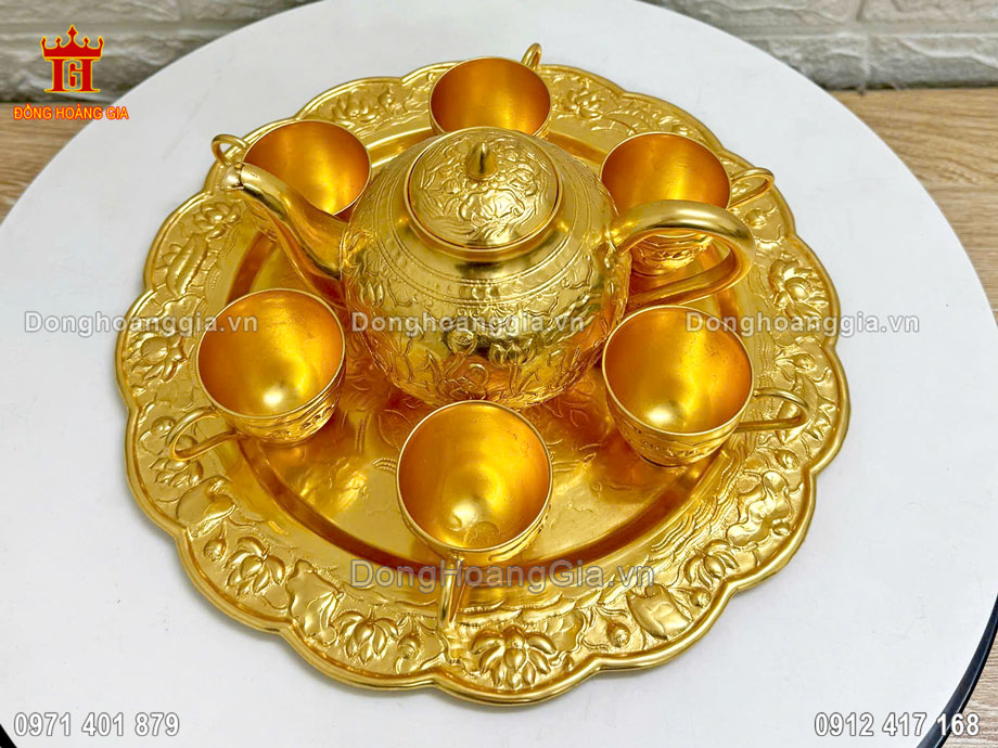 Bộ ấm chén dát vàng 24K là vật phẩm thờ cúng cao cấp tại Hoàng Gia